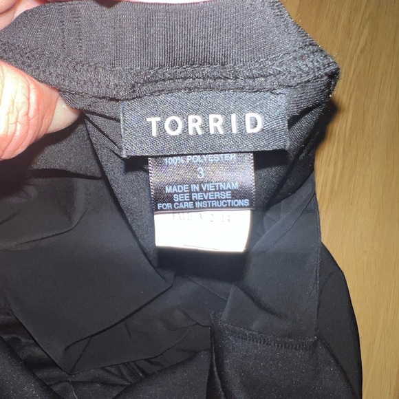 Torrid halter top size 3. Worn once - Picture 3 of 3